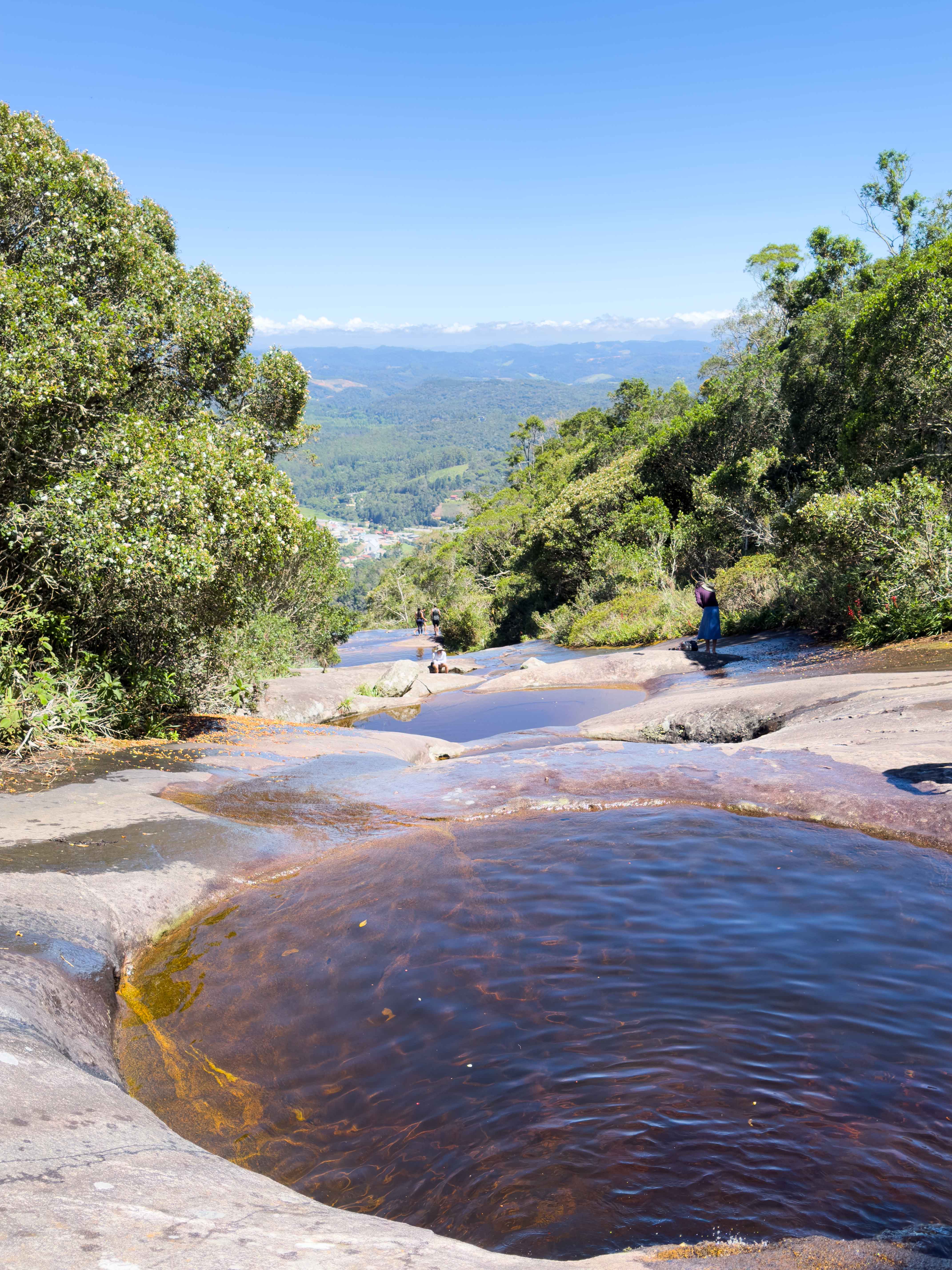 Piscinas naturais na rocha do Parque Estadual da Pedra Azul, com vista para o vale de Domingos Martins ES