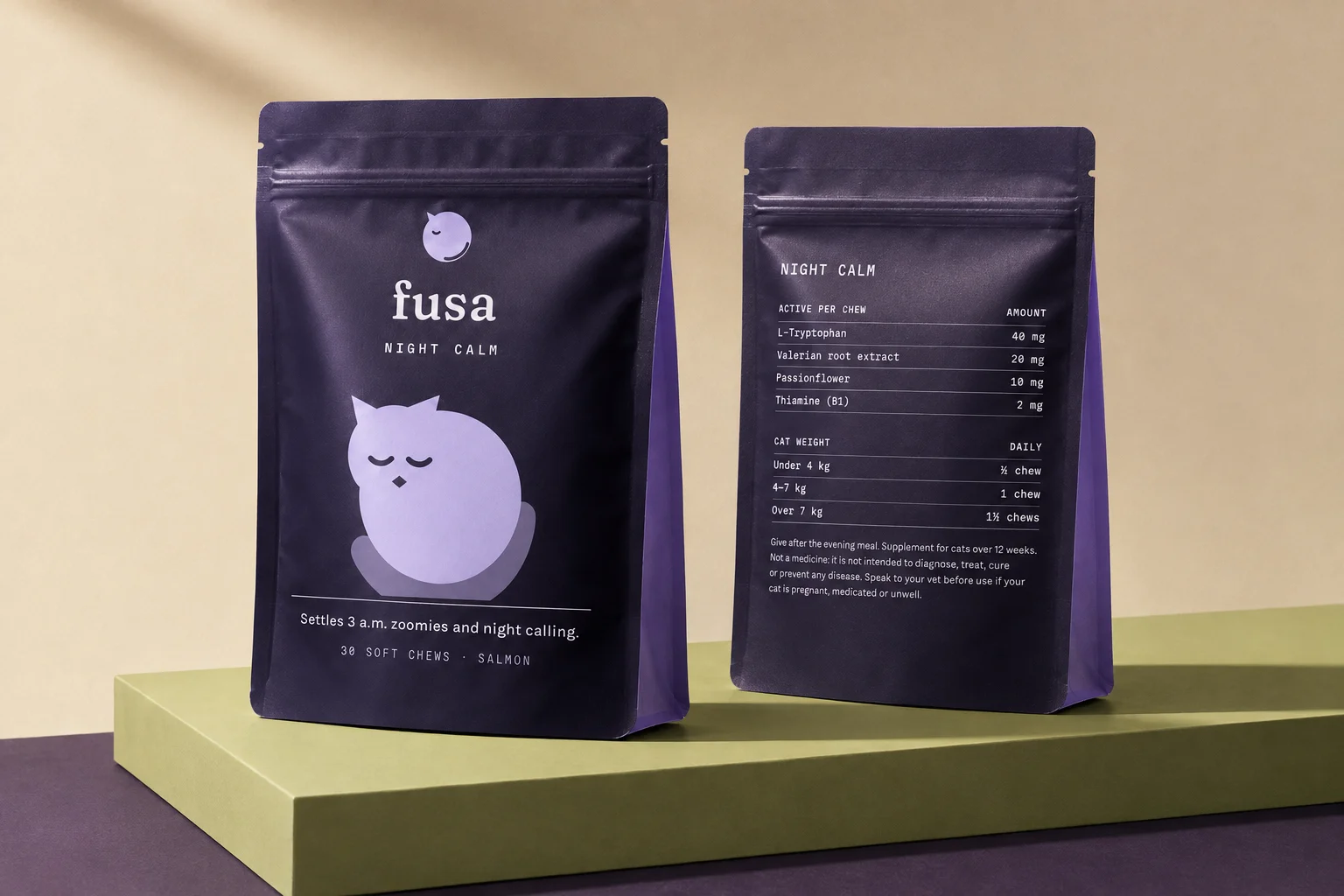 Fusa Night Calm — packaging pouch plum fronte e retro affiancati: fronte con mark luna, wordmark e gatto arricciato lilla; retro con tabella principi attivi, dosaggi per peso e disclaimer regolatorio.