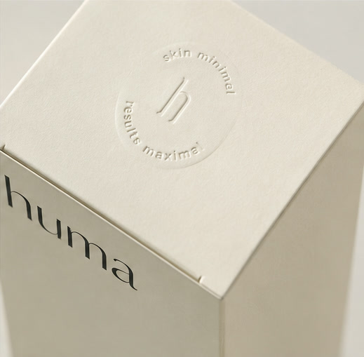 huma — scatola di spedizione in cartoncino kraft, goffratura circolare del monogramma huma sul coperchio, nessuna stampa esterna. Il payoff vive qui.