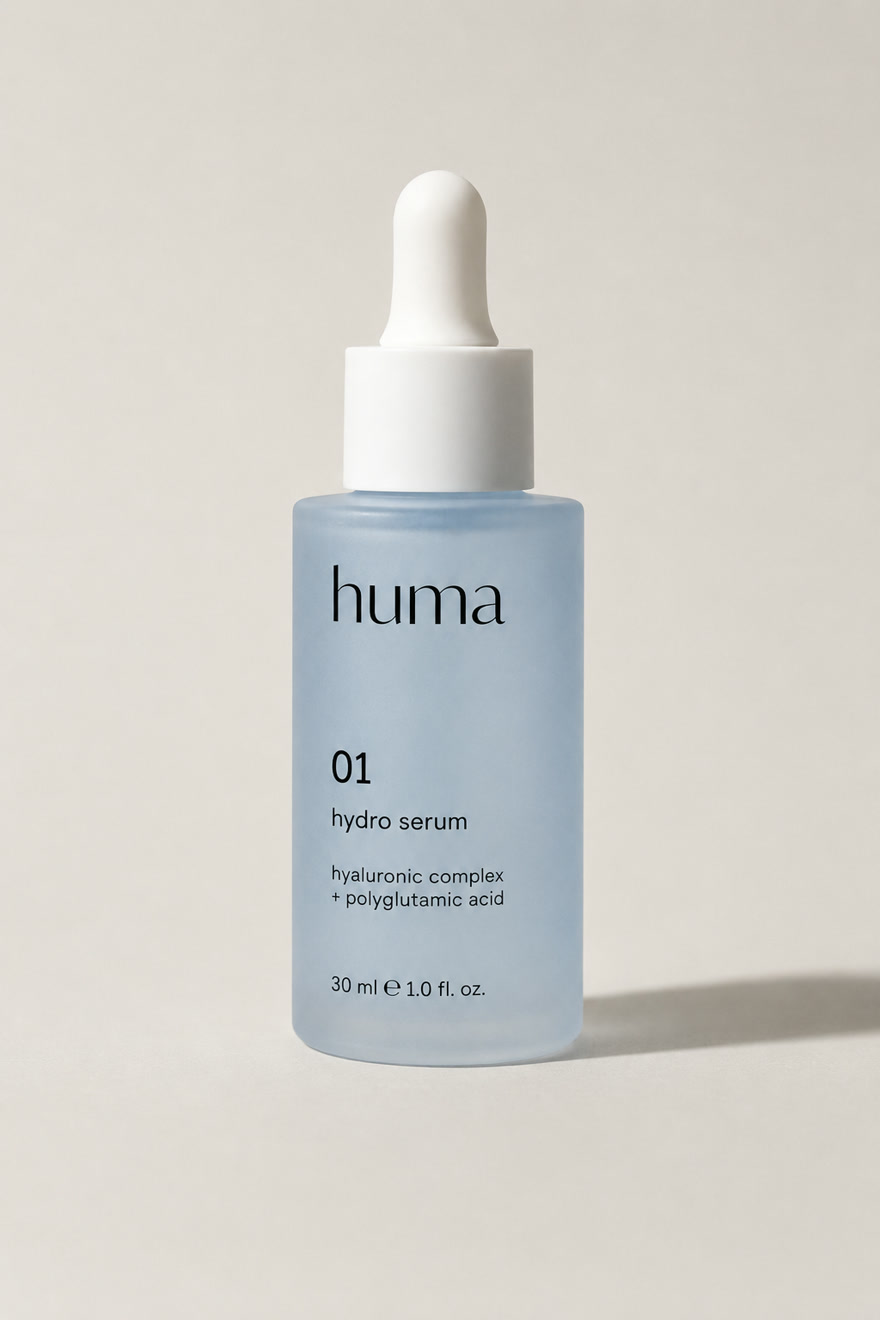 huma 01 hydro serum — flacone in vetro satinato tinto Blue, pipetta, wordmark huma in Outfit Light, fronte con numero 01 e volume 30 ml.