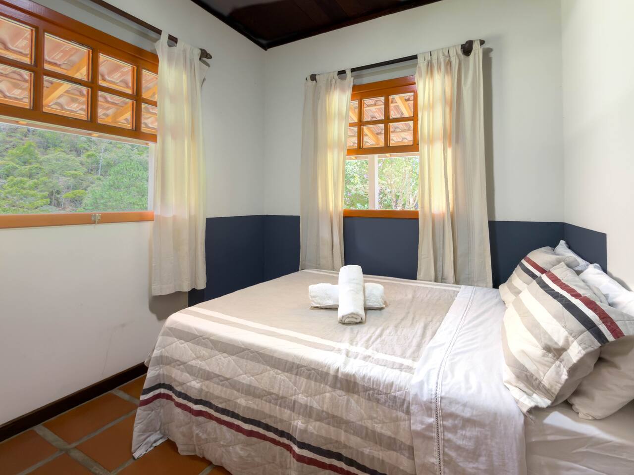 Quarto azul escuro do Casarão · Sítio Rhein|Dorf