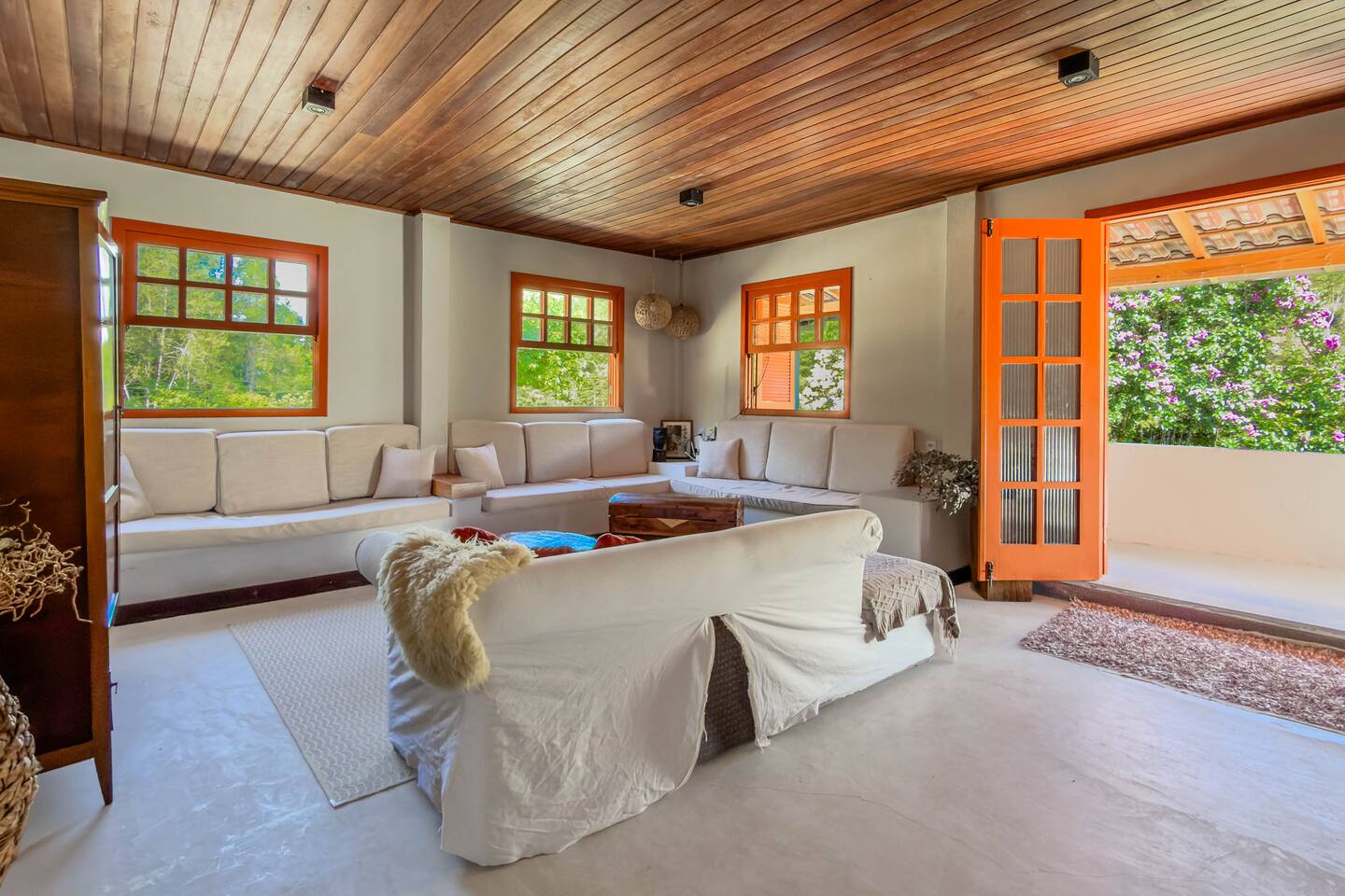 Sítio Rhein|Dorf em Marechal Floriano ES · sala do anexo com lareira e madeira, hospedagem na serra capixaba