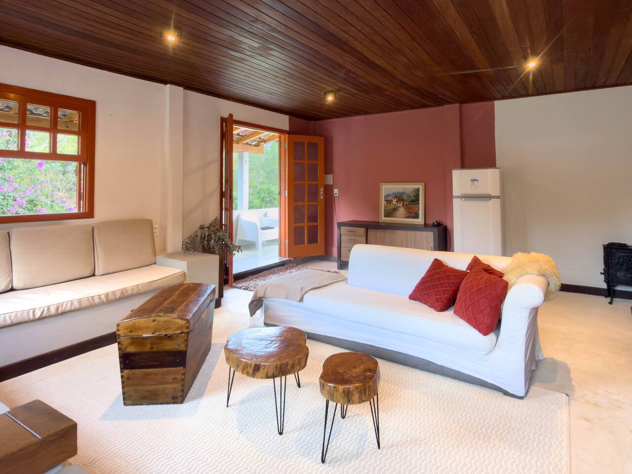 Sala do Anexo do Casarão com sofá branco · Sítio Rhein|Dorf