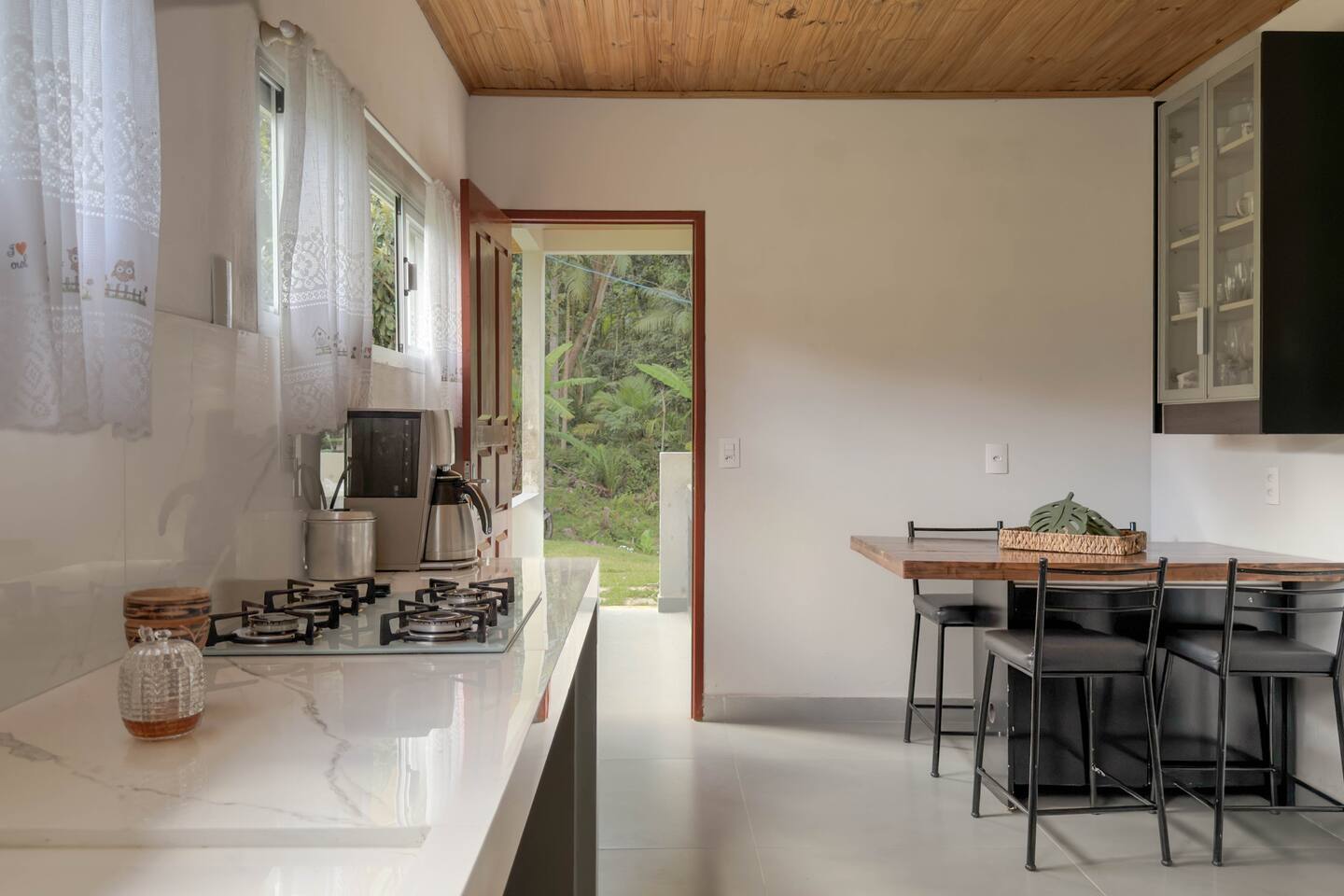 Cozinha da Casa do Colono com fogão a lenha e mesa · Sítio Rhein|Dorf